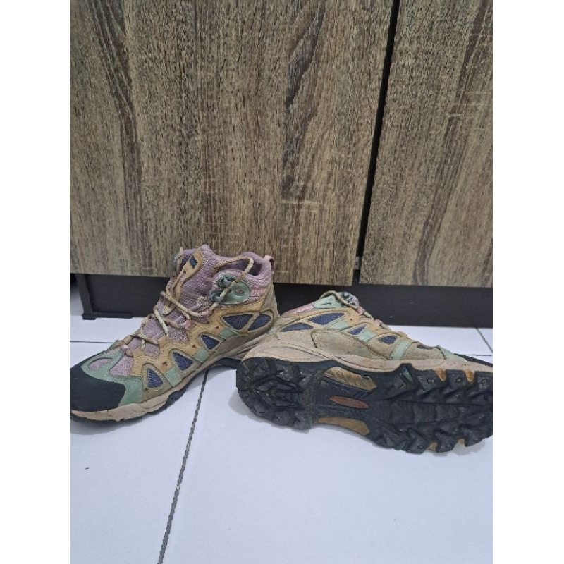 SEPATU GUNUNG TREKSTA