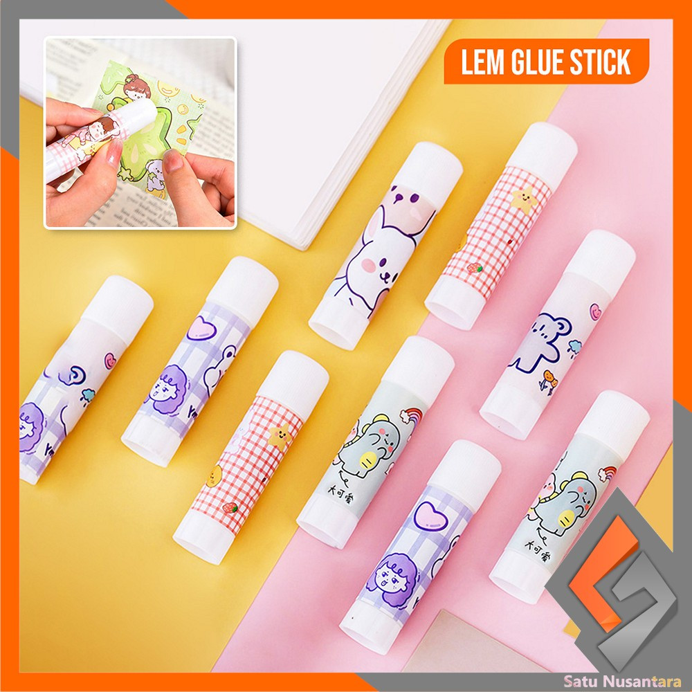 

SN-A88 Lem Glue Stick Karakter Lucu Lem Stik Batang Putar Perlengkapan Sekolah Kantor / Lem Kertas Putar Lem Perekat Kertas Padat Motif Lucu