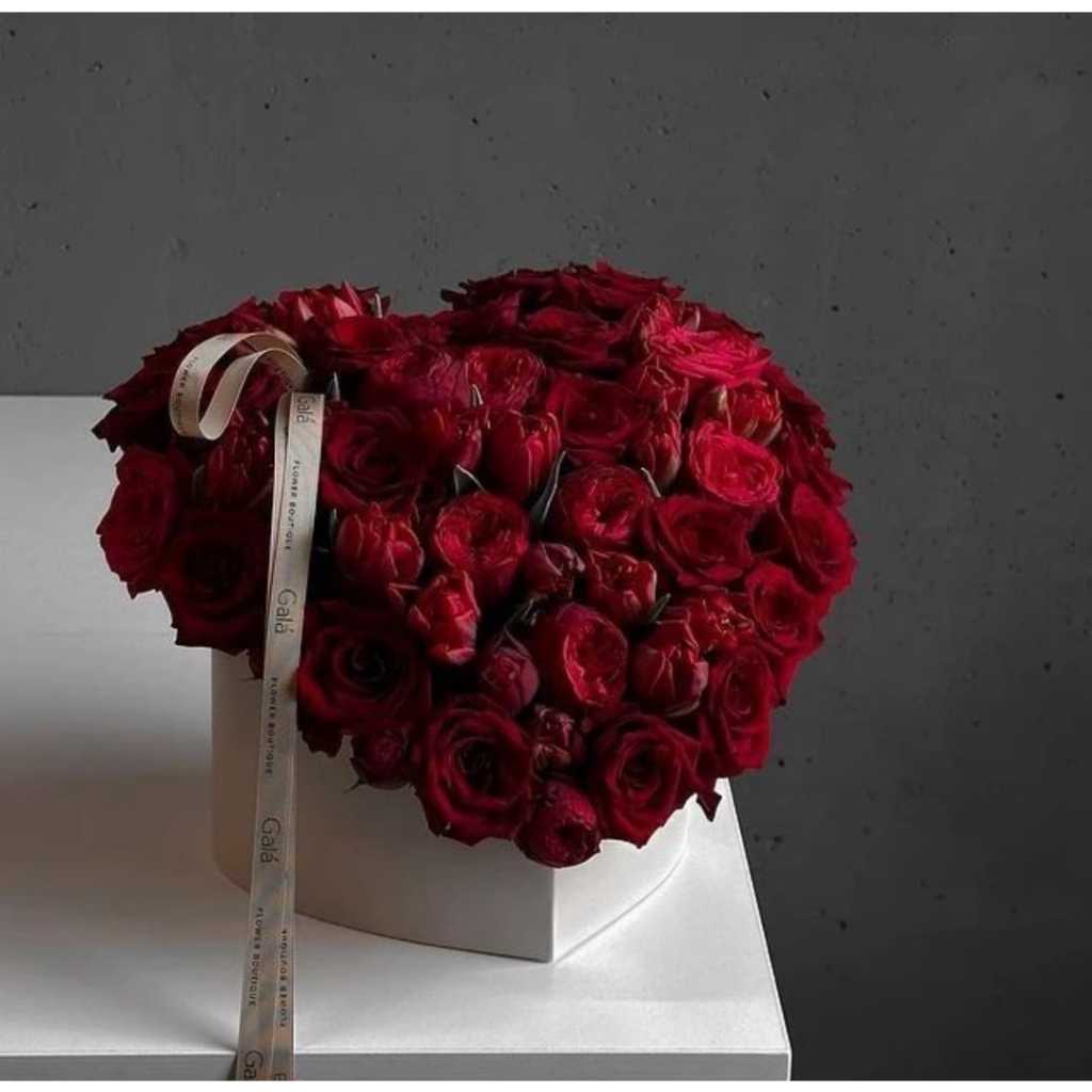 

Heart Shape bloombox of roses | box bunga mawar bentuk hati / love warna merah maroon