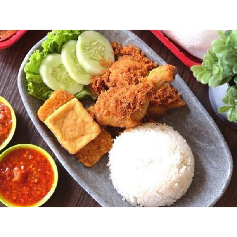 

paket nasi ayam berempah halal enak gurih sambal merah/ijo