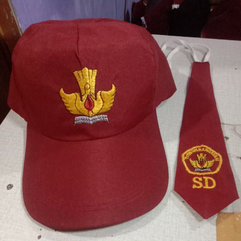 topi sd dan dasi