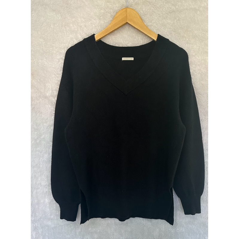 Atasan sweater Gu by uniqlo V neck lengan balon warna hitam