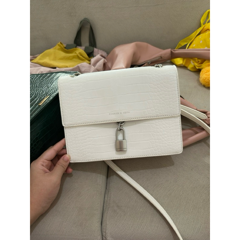 Preloved tas Charles & Keith cocok untuk kondangan warna putih
