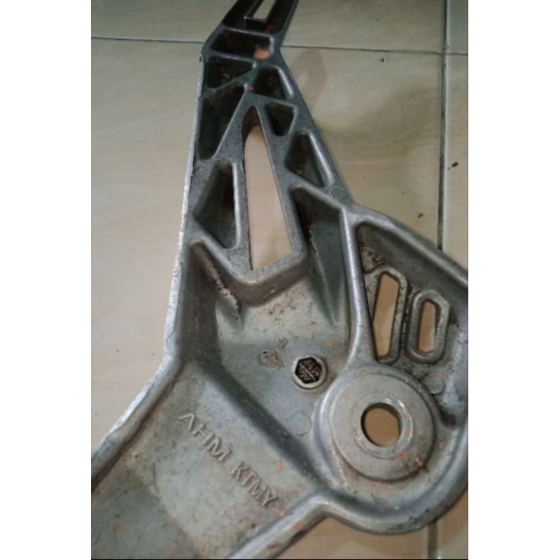 foot step postep pijakan kaki belakang bagian kiri Supra X125 DD orisinil