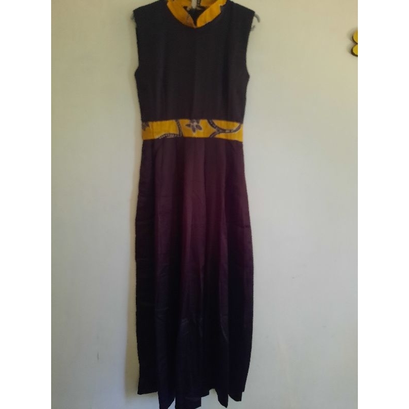 Dress Hitam Bahan Satin Silk Aksen Batik Wanita Tanpa Lengan