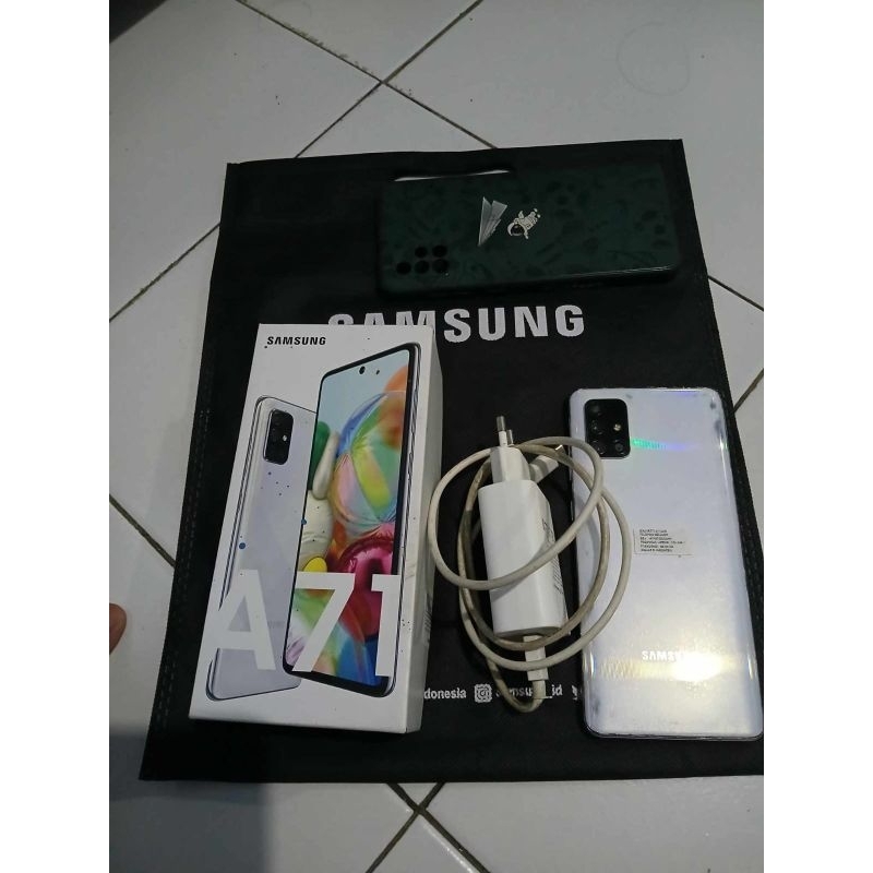 Jual Hp samsung A71 Ram 8/128 Fulset minus ada retak di pojok kanan, hp rawatan