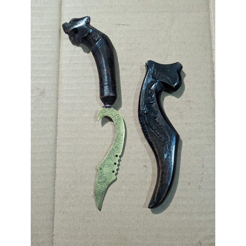 kujang kuningan mini/koleksi /hiasan kayu rasmala