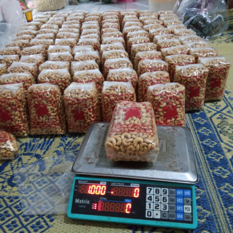 

1 Kg Kacang Mede Mete mateng/ Kacang Mede Mete mentah termurah. Ready berbagai ukuran mulai dari 250g, 500g, dan 1kg.