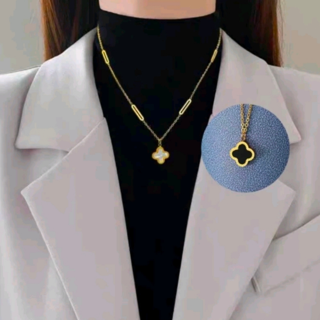 Kalung Liontin Bunga Clover Bolak Balik Hitam Putih / Kalung Titanium Wanita Emas 18k Anti Karat Ant