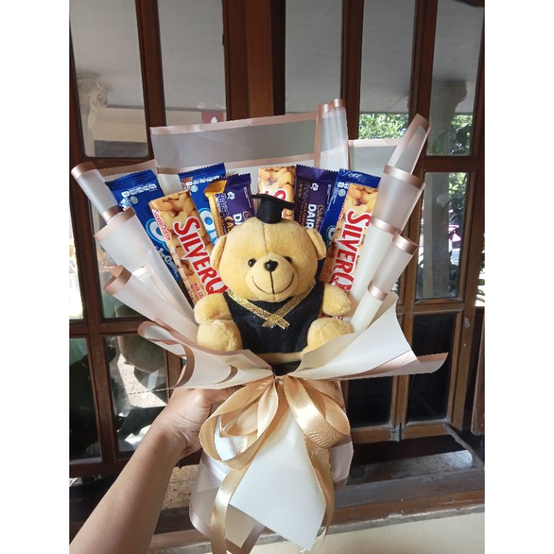 buket/bucket boneka wisuda + silverqueen