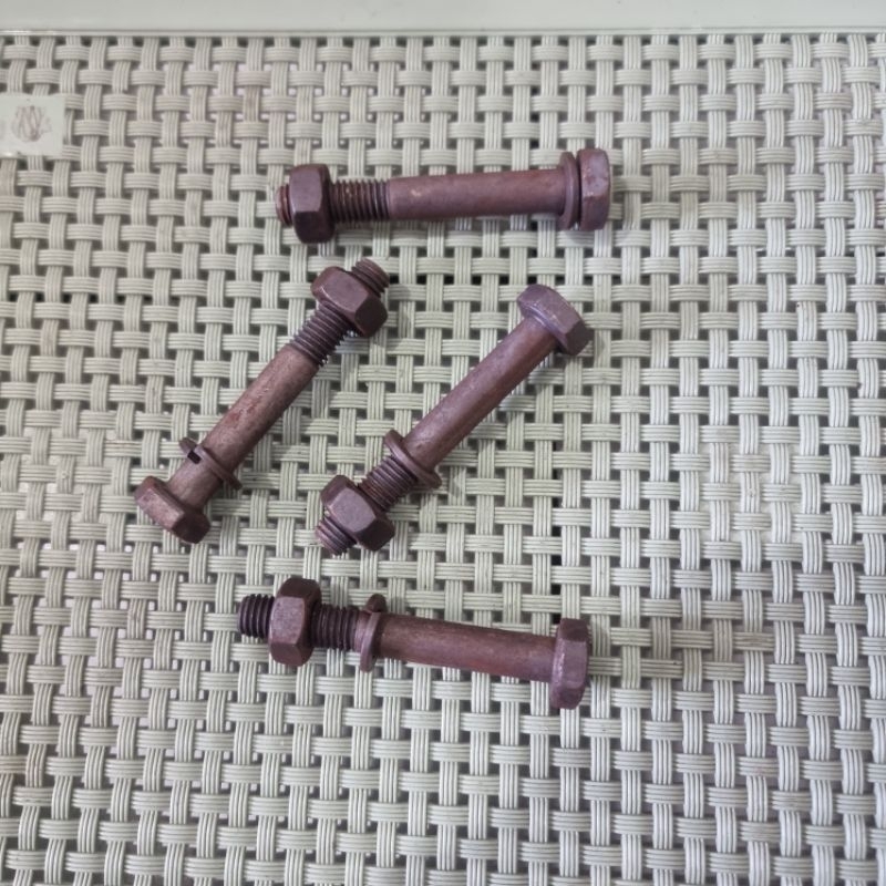 baut shock belakang vespa excel