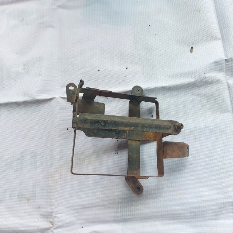 PANGKON DUDUKAN BOX TEMPAT AKI TIGER 2000 TIGER REVO