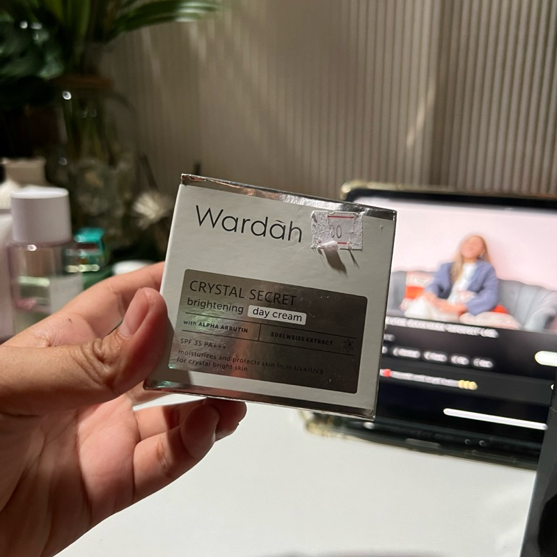 Wardah Crystal Secret Brightening Day Cream - Krim Siang dengan Ekstrak Edelweiss dan Niacinamide - 