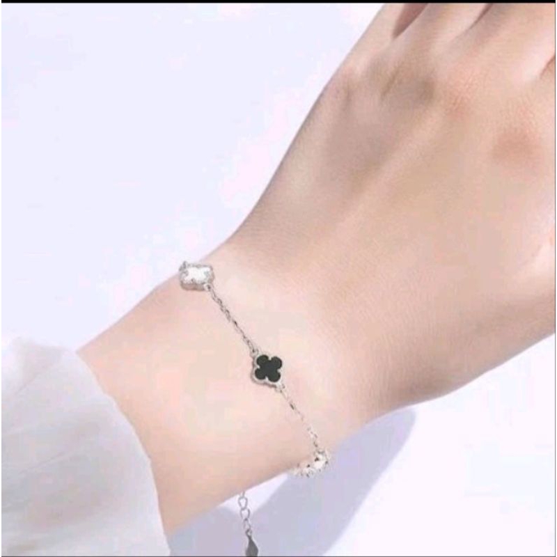 Gelang Titanium Wanita Clover Hitam Putih Gelang Wanita Kekinian Anti Karet
