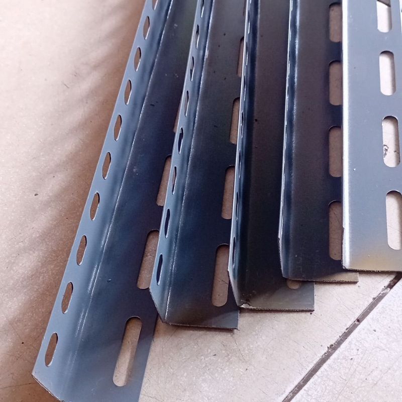 RB2 besi siku lubang 3,5x3,5 1mm