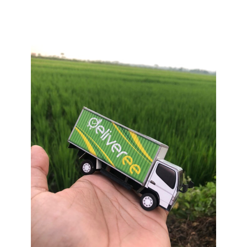 Miniatur Truk Canter Box Deliveree