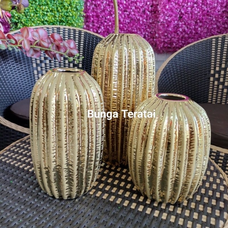 VAS KERAMIK EMAS DEKORASI BUNGA ARTIFICIAL