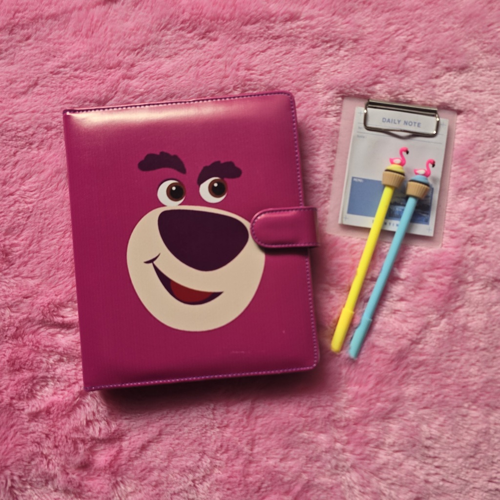 

Binder Motif Lotso Ukuran A5 20ring Dan B5 26ring Bahan Kulit Sintetis Binder Aesthetic RB9
