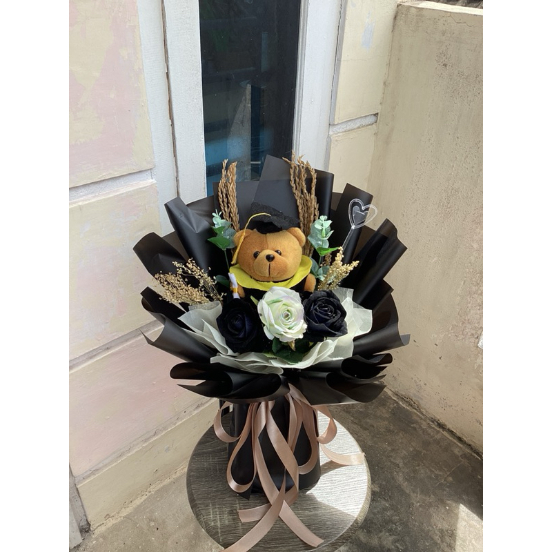 BUKET BUNGA BLACK DENGAN BONEKA UNTUK KADO WISUDA ULANGTAHUN PERNIKAHAN