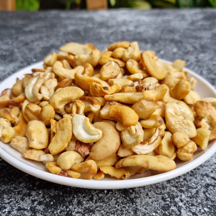 

Fresh Product Kacang Mede Pecahan Mentah Mete Patahan SS lebih bersih 1Kg