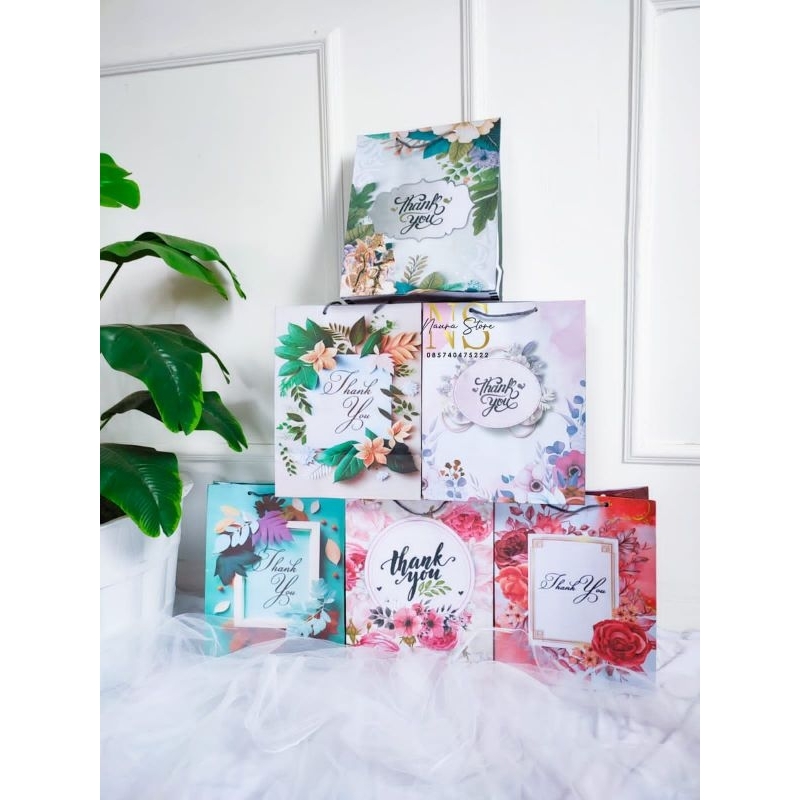 

Tas Paperbag Motif bunga / Tas kertas / Tas souvenir TERMURAH size (20x10x25 cm)