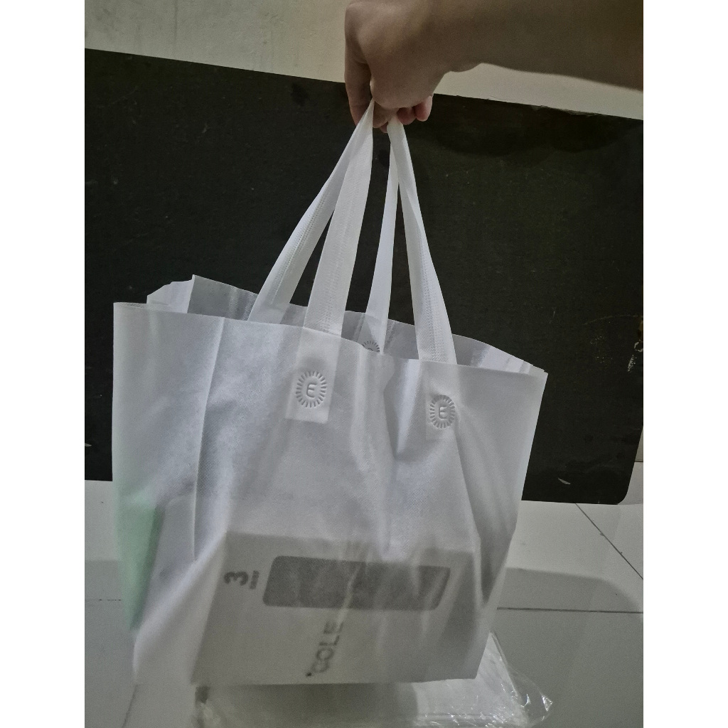

GOODIE BAG/ TAS BOX HANDLE LIPAT SAMPING/ TAS SPUNBOND / TOTEBAG 25x25x25(DUS BOX)