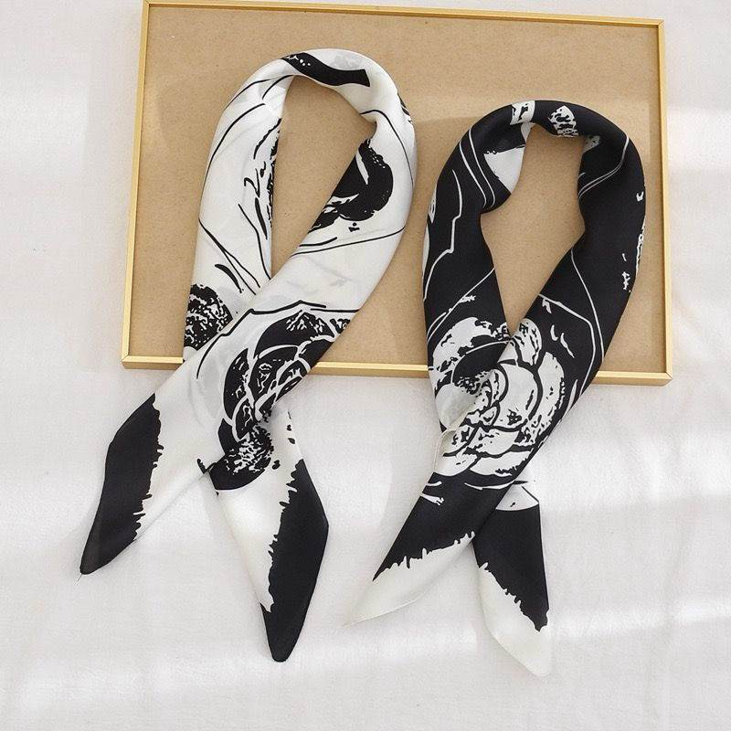 Syal Scarf Hijab Motif Bunga Camellia Hitam Putih “70x70”cm