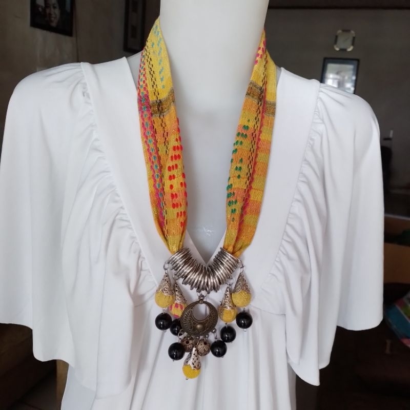 kalung etnik ulos batak