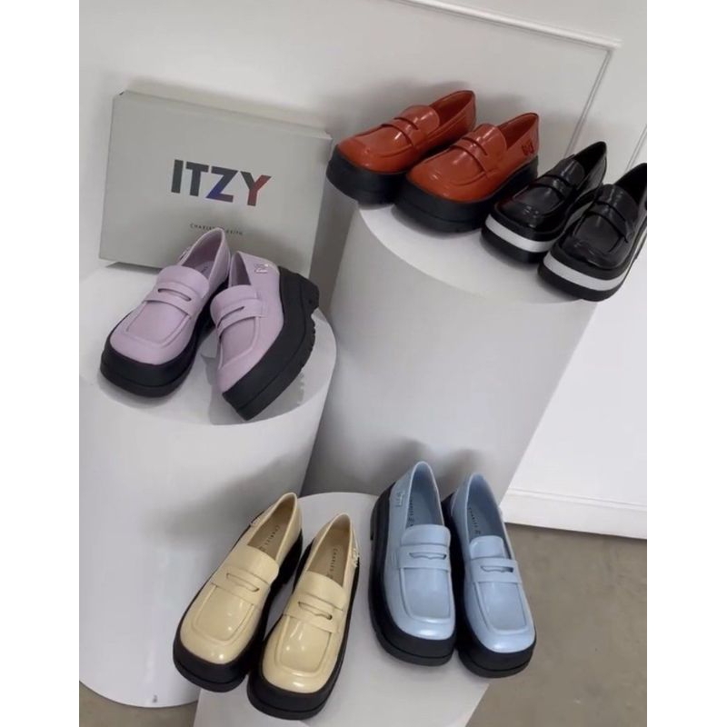 Sepatu viral wanita Charles & Keith x Itzy