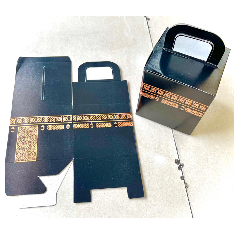 

Dus Kotak Paket Oleh-Oleh Haji Umroh bentuk dan Motif Ka’bah Kosongan