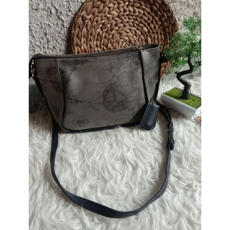 Tilasse Alviero Martini Tas Peta Sling bag kulit second branded preloved