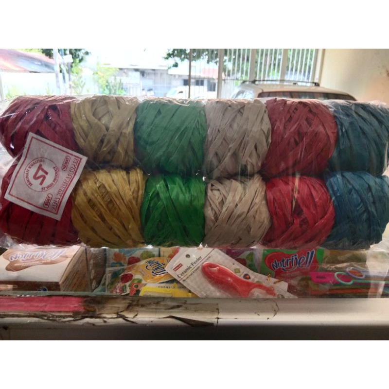 

Tali rafia kecil warna-warni