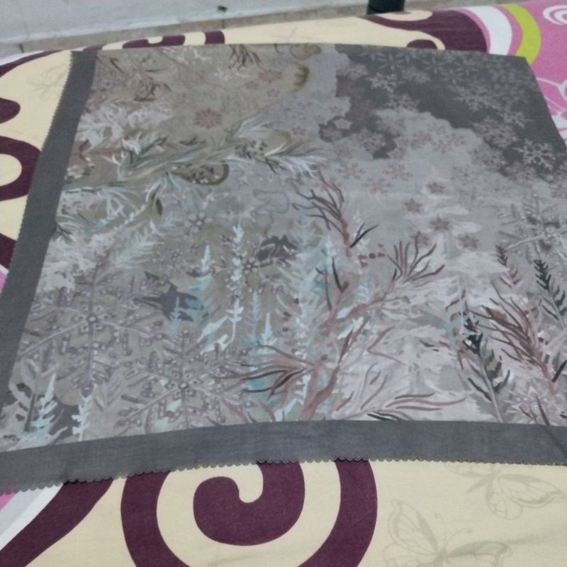 PRELOVED-Buttonscarves x Disney Frozen Brunette