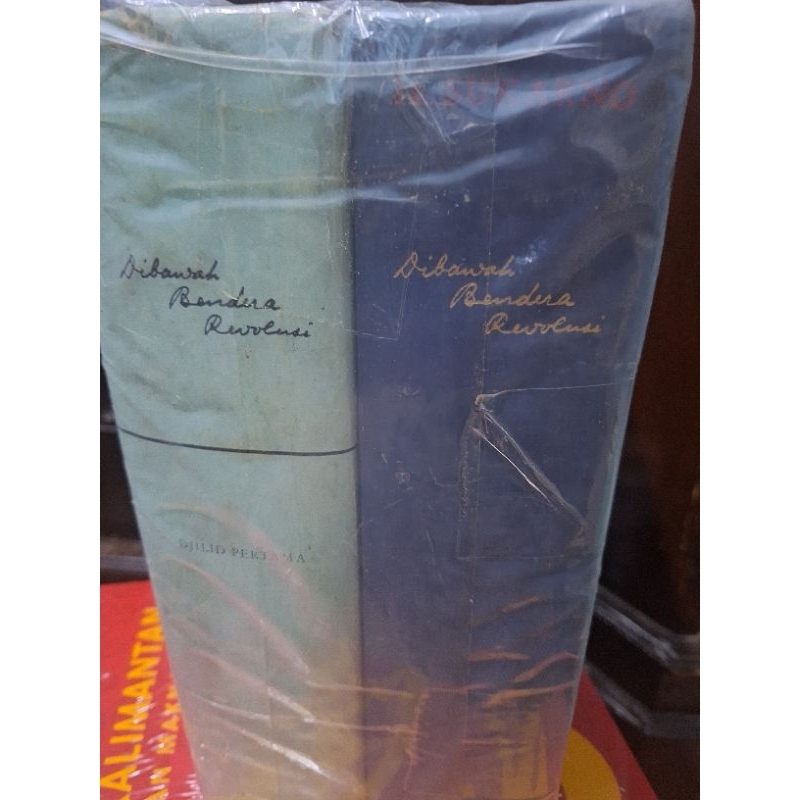 dibawah bendera revolusi