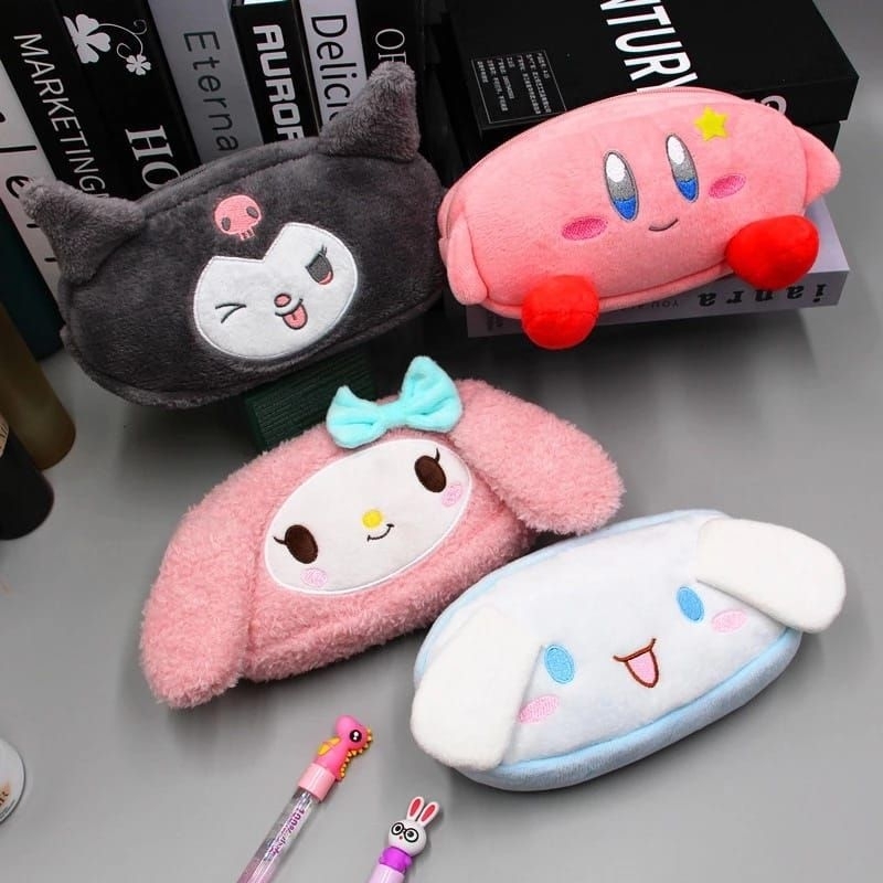 

DOMPET TEMPAT KOSMETIK SANRIO/ TEMPAT PENSIL ANAK DEWASA BAHAN BULU POM2 CINAMOROLL KUROMI MELODY PREMIUM