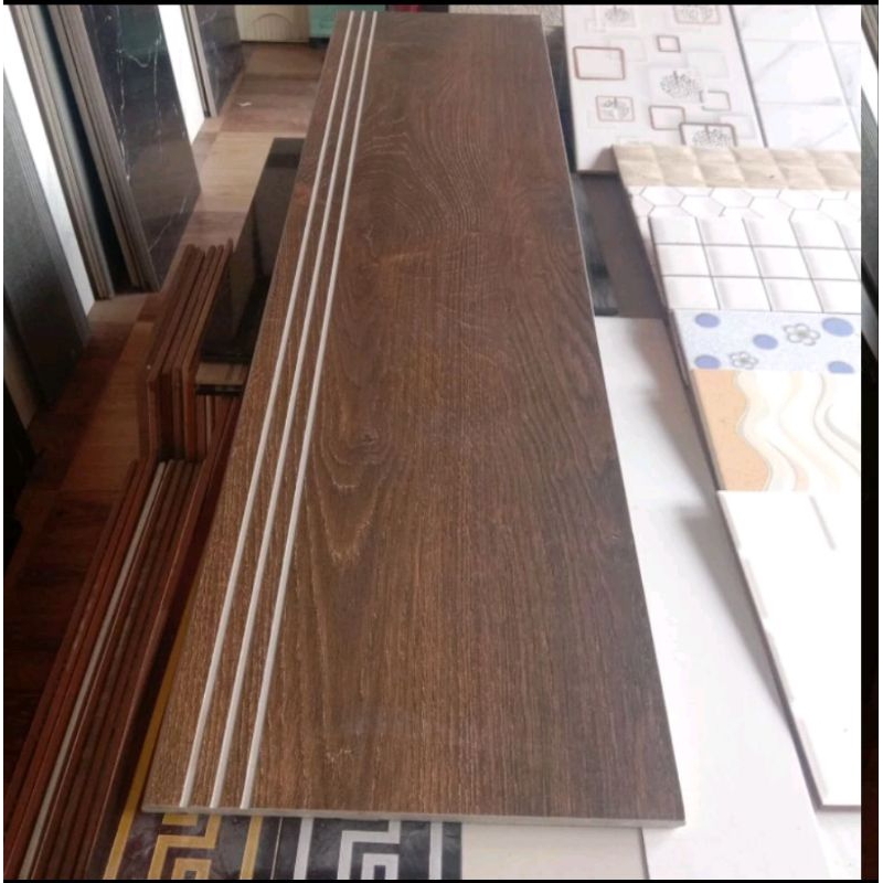 KERAMIK GRANIT PIJAKAN ANAK TANGGA 30X80 30X90 STEPNOSING MOTIF KAYU LIST PLINY CUSTOM UKURAN
