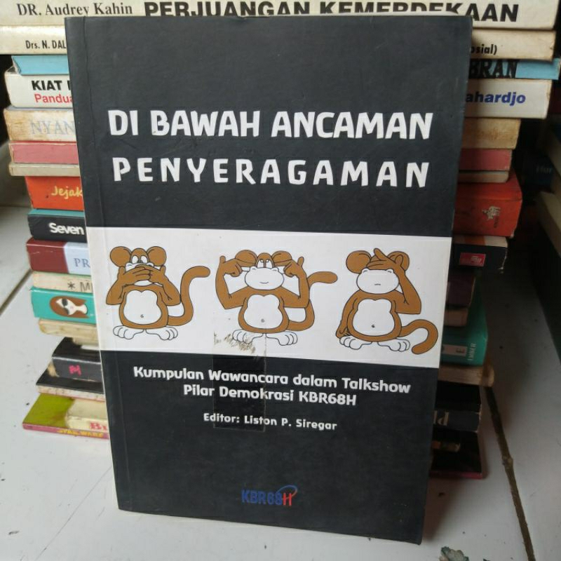 Di bawah ancaman penyeragaman