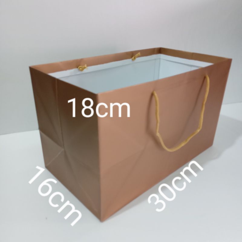 

paperbag polos warna u/bolu ukuran (30x16x18)cm isi 12pcs/pack