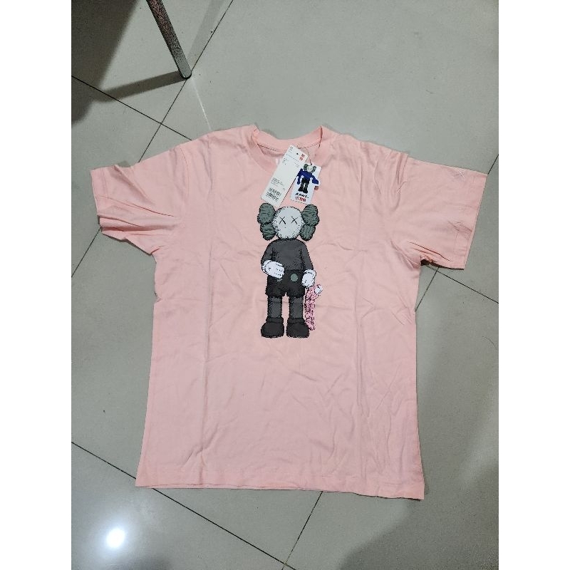 UNIQLO X KAWS COLLABORATION T-SHIRT GRAFIS KAWS X SESAME STREET UNIQLO
