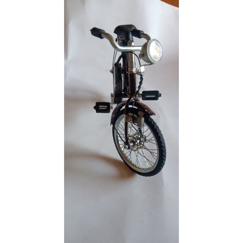 Hiasan pajangan miniatur sepeda ontel besi souvenir made in bali
