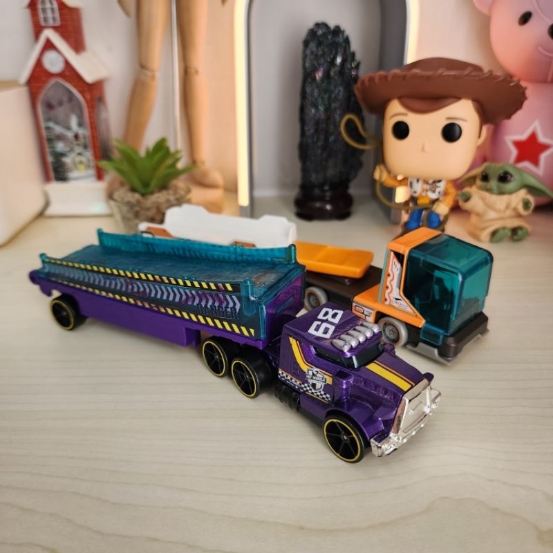 Hot Wheels Super Rigs District Transport & Rumble Road