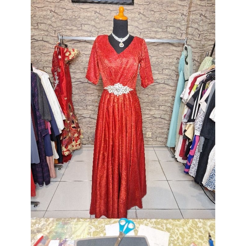 gaun pesta merah mewah