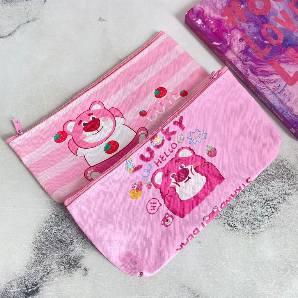 

KOTAK PENSIL KANVAS LOTSO SANRIO KP-1247 tempat pensil gambar kartun family kotak pensil lotso dan sanrio tempat pensil lucu unik viral harga murah