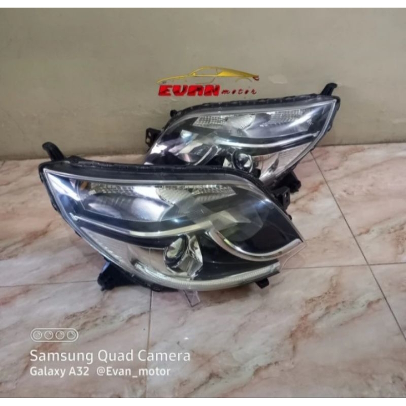 Headlamp lampu depan  Daihatsu Terios tahun 2015 2016