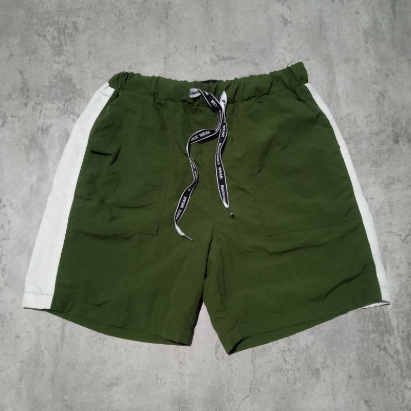 celana pendek pria attention character hijau