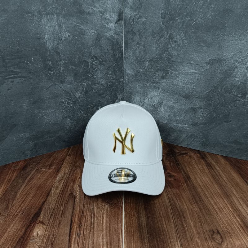 Topi Baseball Putih NY Metal Gold
