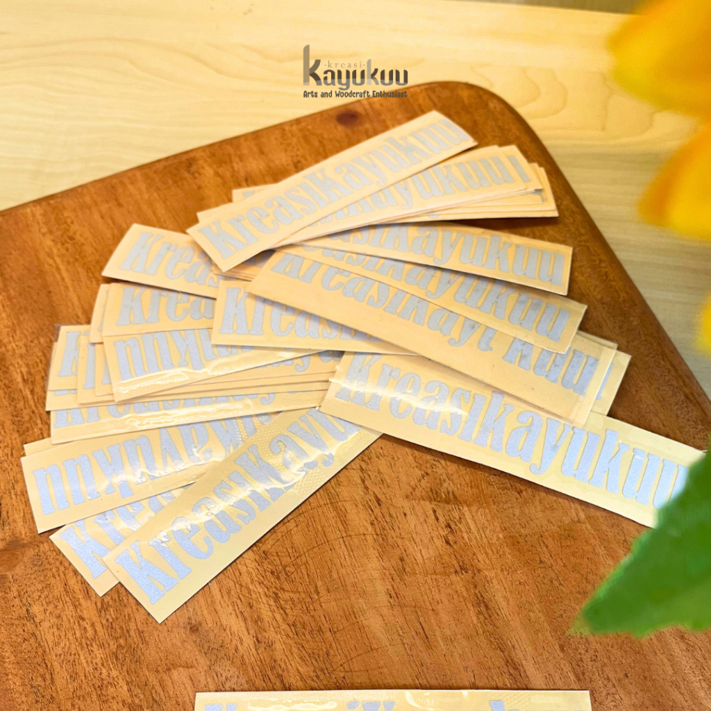 

Kreasikayukuu Cutting Stiker Putih Ukuran 10cm x 3cm Custom Tulisan Stiker Murah