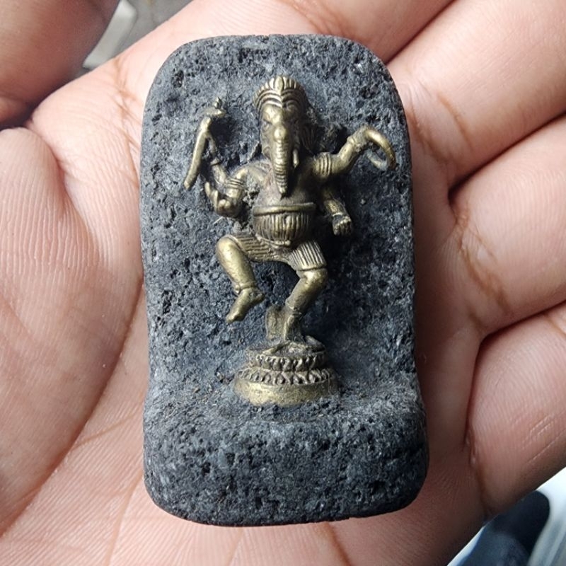 Patung dewa ganesha nempel batu langka