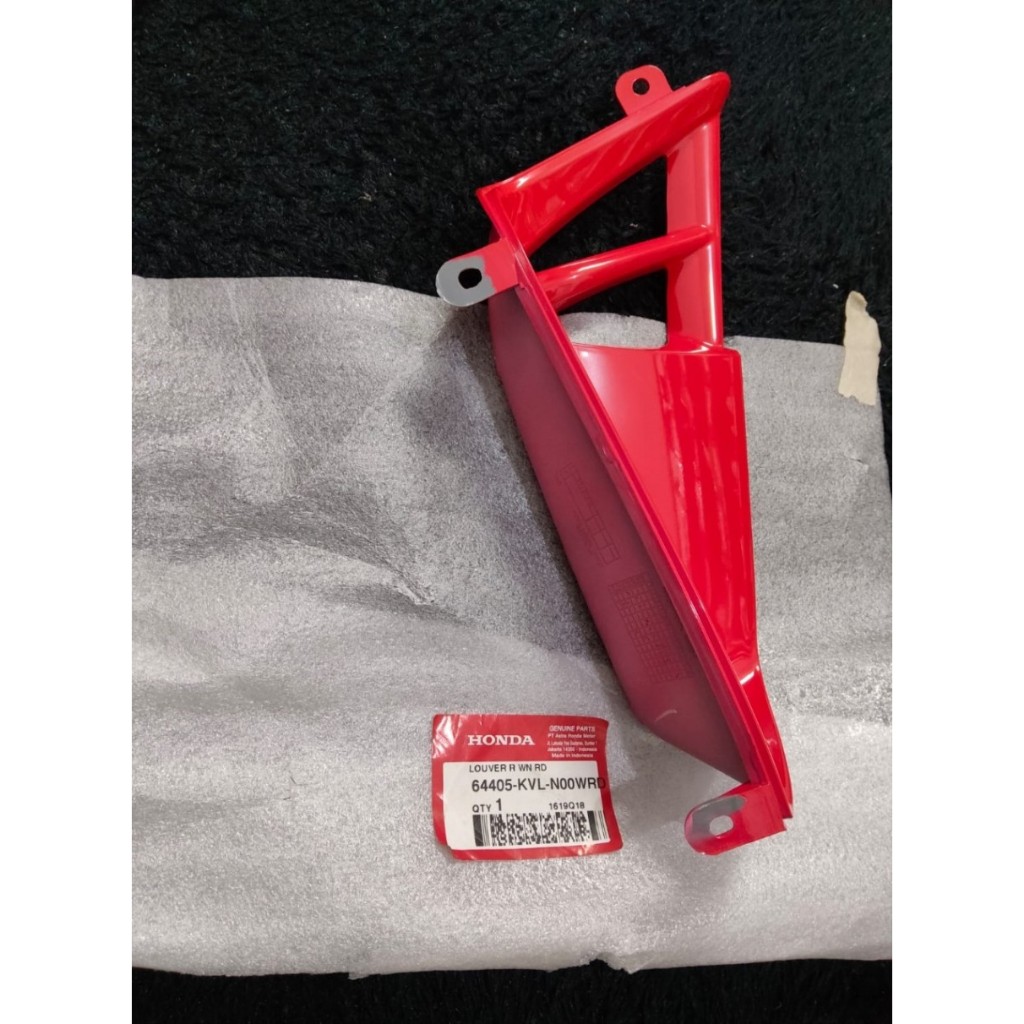 Tebeng Cover Sirip Kanan Merah – Supra X 125 - 64405KVLN00WRD