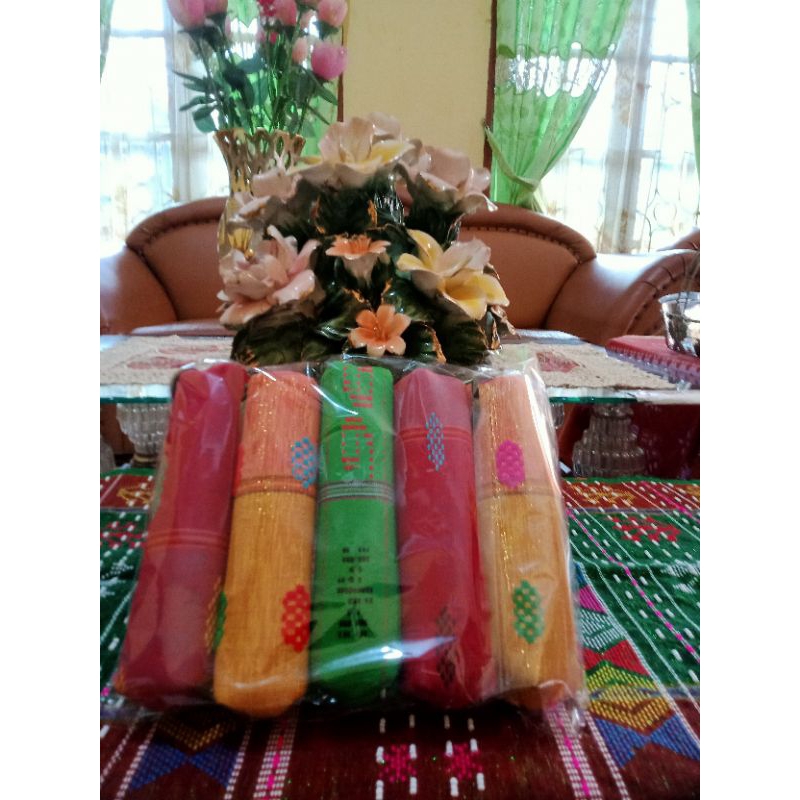 

Dompet pensil dari kain ulos Batak.